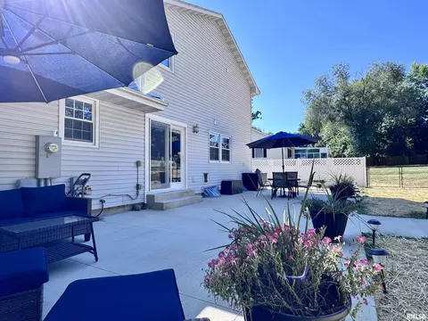 Exterior - 524 Meadow Dr, Macomb, IL 61455 photo 4 of 8