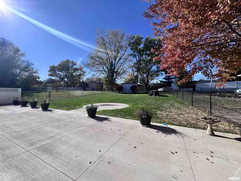 Exterior - 524 Meadow Dr, Macomb, IL 61455 photo 8 of 8