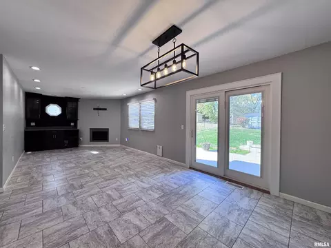 Living - 524 Meadow Dr, Macomb, IL 61455 photo 5 of 6
