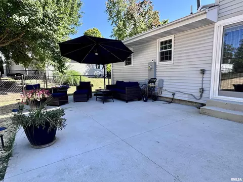 Exterior - 524 Meadow Dr, Macomb, IL 61455 photo 5 of 8