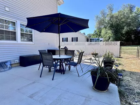 Exterior - 524 Meadow Dr, Macomb, IL 61455 photo 6 of 8