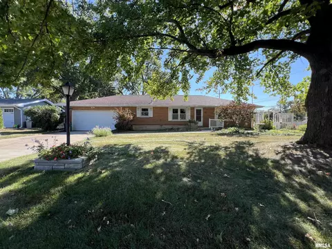 6106 N Knoll Aire Dr, Peoria, IL 61614
