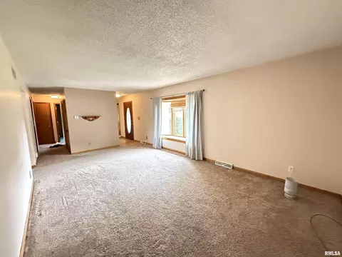 Living - 206 Pine Cir, Eureka, IL 61530 photo 2 of 4