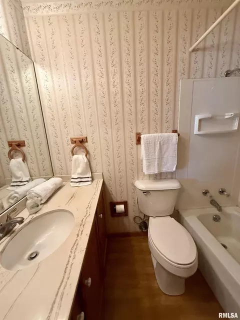 Bath - 206 Pine Cir, Eureka, IL 61530 photo 2 of 3