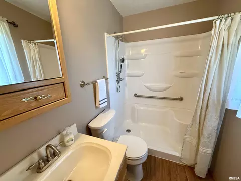 Bath - 206 Pine Cir, Eureka, IL 61530 photo 1 of 3