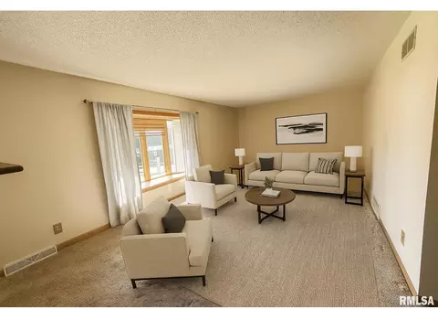 Living - 206 Pine Cir, Eureka, IL 61530 photo 1 of 4