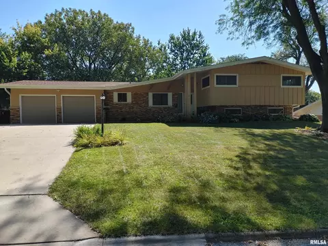 5918 N Roxbury Ln, Peoria, IL 61614