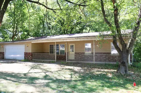 617 N Stewart St, Creve Coeur, IL 61610