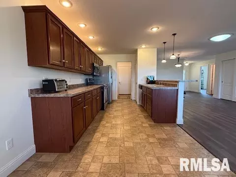 Entry Way - 311 Scotch Pine Dr, Macomb, IL 61455 photo 2 of 3