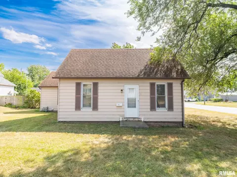 1402 Catherine St, Pekin, IL 61554