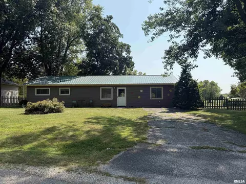 Exterior - 16265 E Cherokee Dr, Cuba, IL 61427 photo 4 of 15