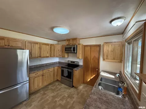 Kitchen - 16265 E Cherokee Dr, Cuba, IL 61427 photo 4 of 6