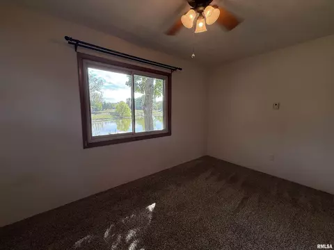 Bedroom - 16265 E Cherokee Dr, Cuba, IL 61427 photo 4 of 4