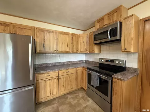 Kitchen - 16265 E Cherokee Dr, Cuba, IL 61427 photo 1 of 6