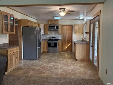 Kitchen - 16265 E Cherokee Dr, Cuba, IL 61427 photo 3 of 6