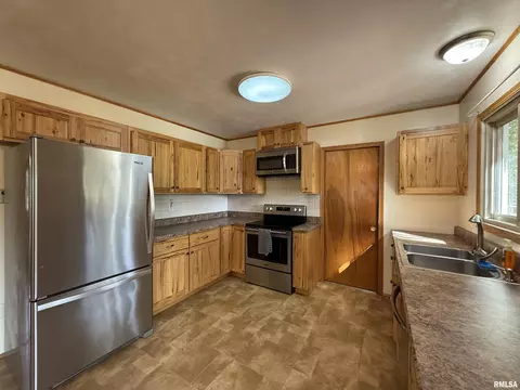 Kitchen - 16265 E Cherokee Dr, Cuba, IL 61427 photo 5 of 6