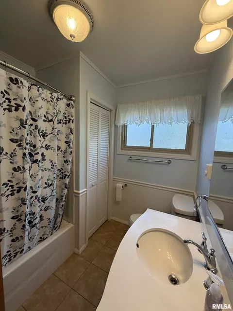 Bath - 16265 E Cherokee Dr, Cuba, IL 61427 photo 1 of 2