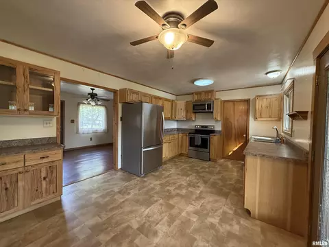 Kitchen - 16265 E Cherokee Dr, Cuba, IL 61427 photo 6 of 6
