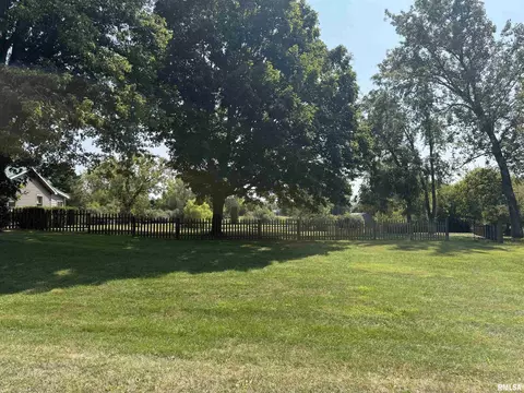 Exterior - 16265 E Cherokee Dr, Cuba, IL 61427 photo 2 of 15