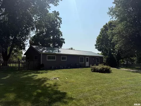 Exterior - 16265 E Cherokee Dr, Cuba, IL 61427 photo 3 of 15