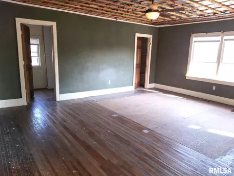 Living - 335 S 5th Ave, Canton, IL 61520 photo 5 of 6