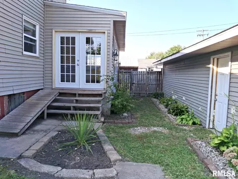 Exterior - 335 S 5th Ave, Canton, IL 61520 photo 5 of 13