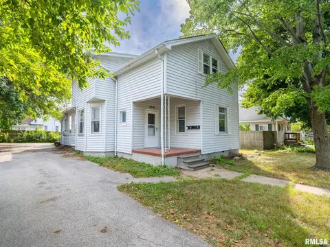 1216 Charlotte St, Pekin, IL 61554