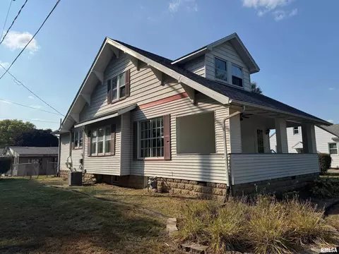 212 S Monroe St, Mackinaw, IL 61755