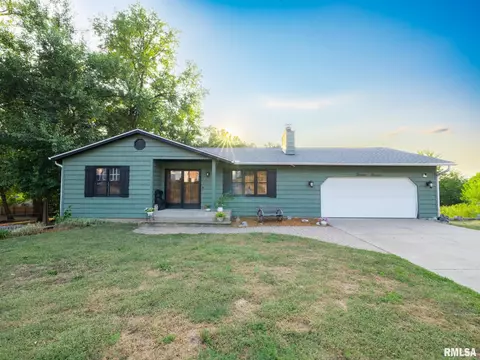 1311 Parkway Dr, Pekin, IL 61554