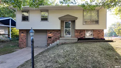 6345 N Randwick Rd, Peoria, IL 61615