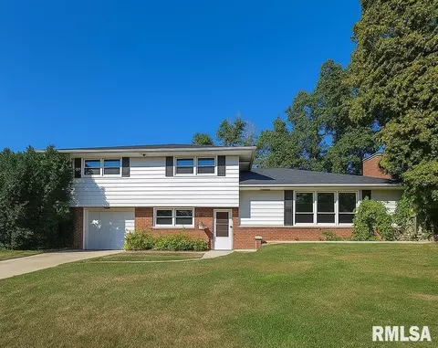 2823 W Greenbrier Ln, Peoria, IL 61614