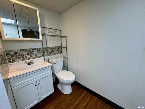 Bath - 1707 Riverview Dr, Macomb, IL 61455 photo 4 of 5
