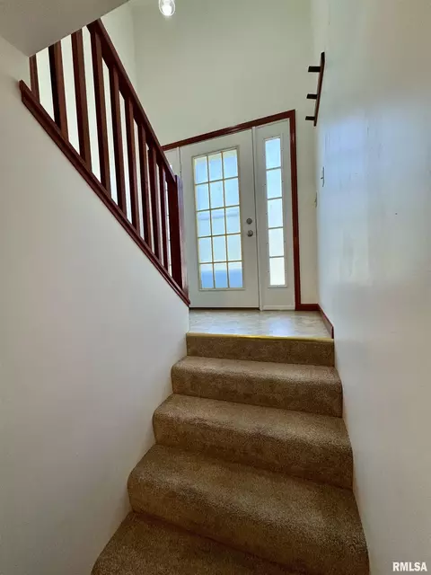 Entry Way - 1707 Riverview Dr, Macomb, IL 61455 photo 3 of 5