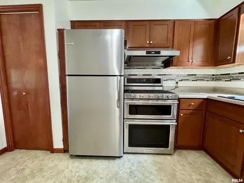 Kitchen - 1707 Riverview Dr, Macomb, IL 61455 photo 4 of 5