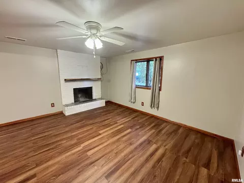 Living - 1707 Riverview Dr, Macomb, IL 61455 photo 6 of 8