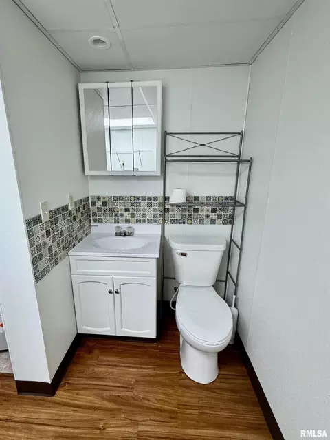 Bath - 1707 Riverview Dr, Macomb, IL 61455 photo 3 of 5