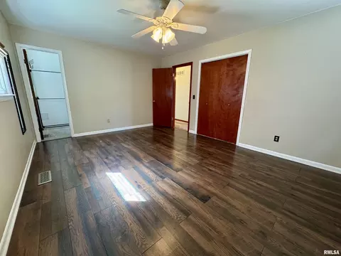 Bedroom - 1707 Riverview Dr, Macomb, IL 61455 photo 3 of 8