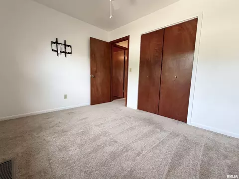 Bedroom - 1707 Riverview Dr, Macomb, IL 61455 photo 4 of 8