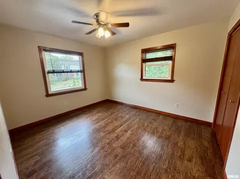 Bedroom - 1707 Riverview Dr, Macomb, IL 61455 photo 6 of 8