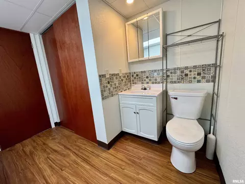 Bath - 1707 Riverview Dr, Macomb, IL 61455 photo 2 of 5