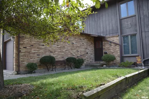 4 Cedar Dr, Macomb, IL 61455