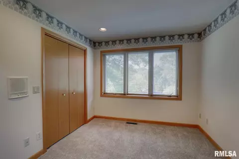 Bedroom - 100 S Quail Walk Rd, Macomb, IL 61455 photo 6 of 9
