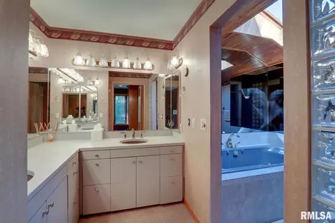 Bath - 100 S Quail Walk Rd, Macomb, IL 61455 photo 3 of 5