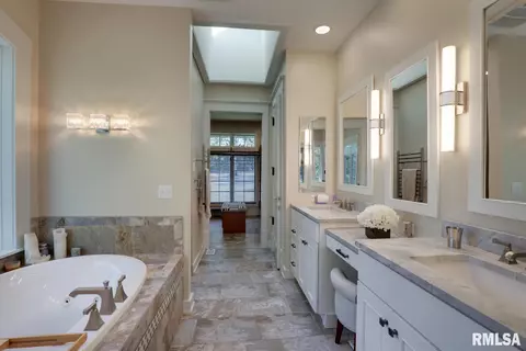 Bath - 100 S Quail Walk Rd, Macomb, IL 61455 photo 2 of 5