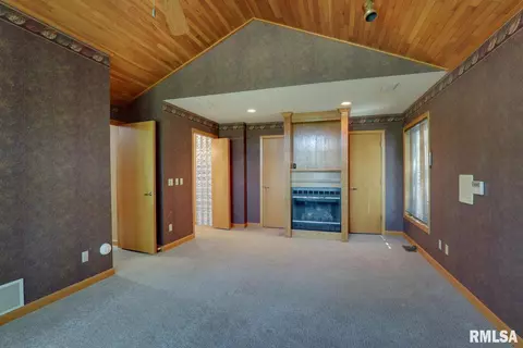 Bedroom - 100 S Quail Walk Rd, Macomb, IL 61455 photo 5 of 9