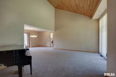 Living - 100 S Quail Walk Rd, Macomb, IL 61455 photo 2 of 5