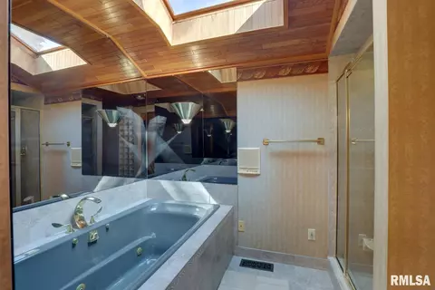 Bath - 100 S Quail Walk Rd, Macomb, IL 61455 photo 4 of 5