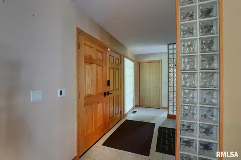 Entry Way - 100 S Quail Walk Rd, Macomb, IL 61455 photo 1 of 1
