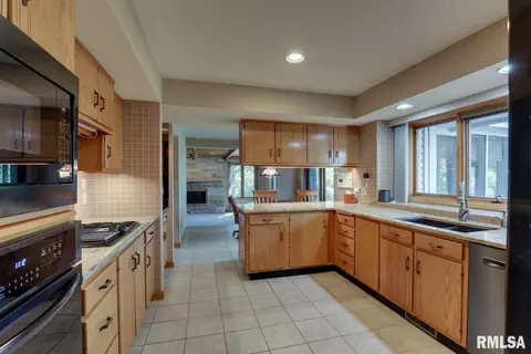 Kitchen - 100 S Quail Walk Rd, Macomb, IL 61455 photo 2 of 3