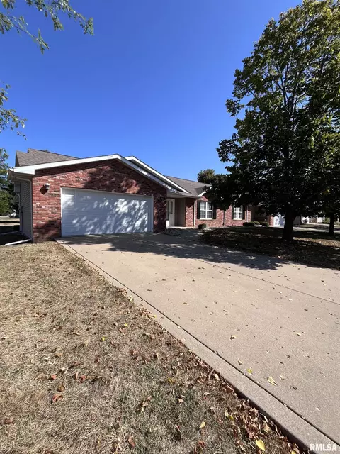 1423 Vista Grande Dr, Pekin, IL 61554